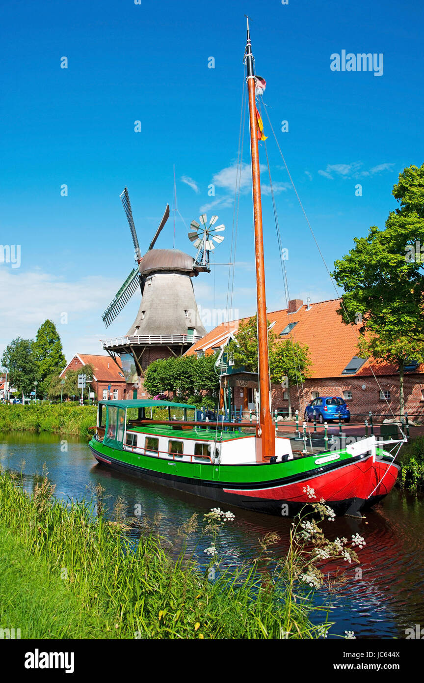 Mill et de bateau, Ostgrossefehn, Basse-Saxe, Allemagne / mill, moulin, moulin, galerie Dutchman, Antje, Toerffmutje Grossefehnkanal ,,, Muehle und Sc Banque D'Images