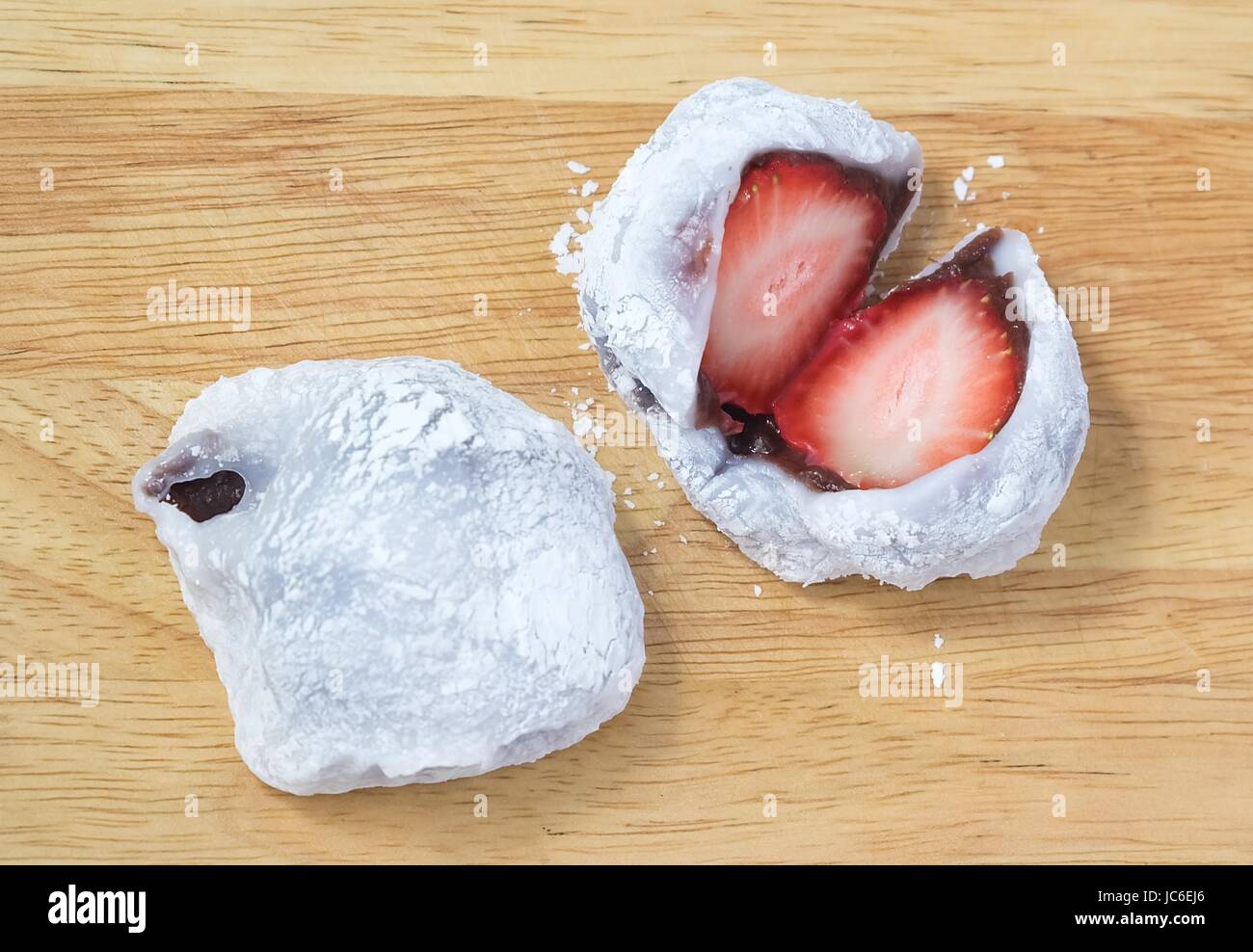 Dessert Traditionnel Japonais Fraise Ichigo Daifuku Mochi Ou Gateau De Riz Japonais Fait A Partir De Riz Gluant Rempli De Pate De Haricots Rouges Sur Boa En Bois Photo Stock Alamy Dessert Traditionnel Japonais Fraise Ichigo Daifuku Mochi Ou Gateau De Riz Japonais Fait A Partir De Riz Gluant Rempli De Pate De Haricots Rouges Sur Boa En Bois Photo Stock Alamy