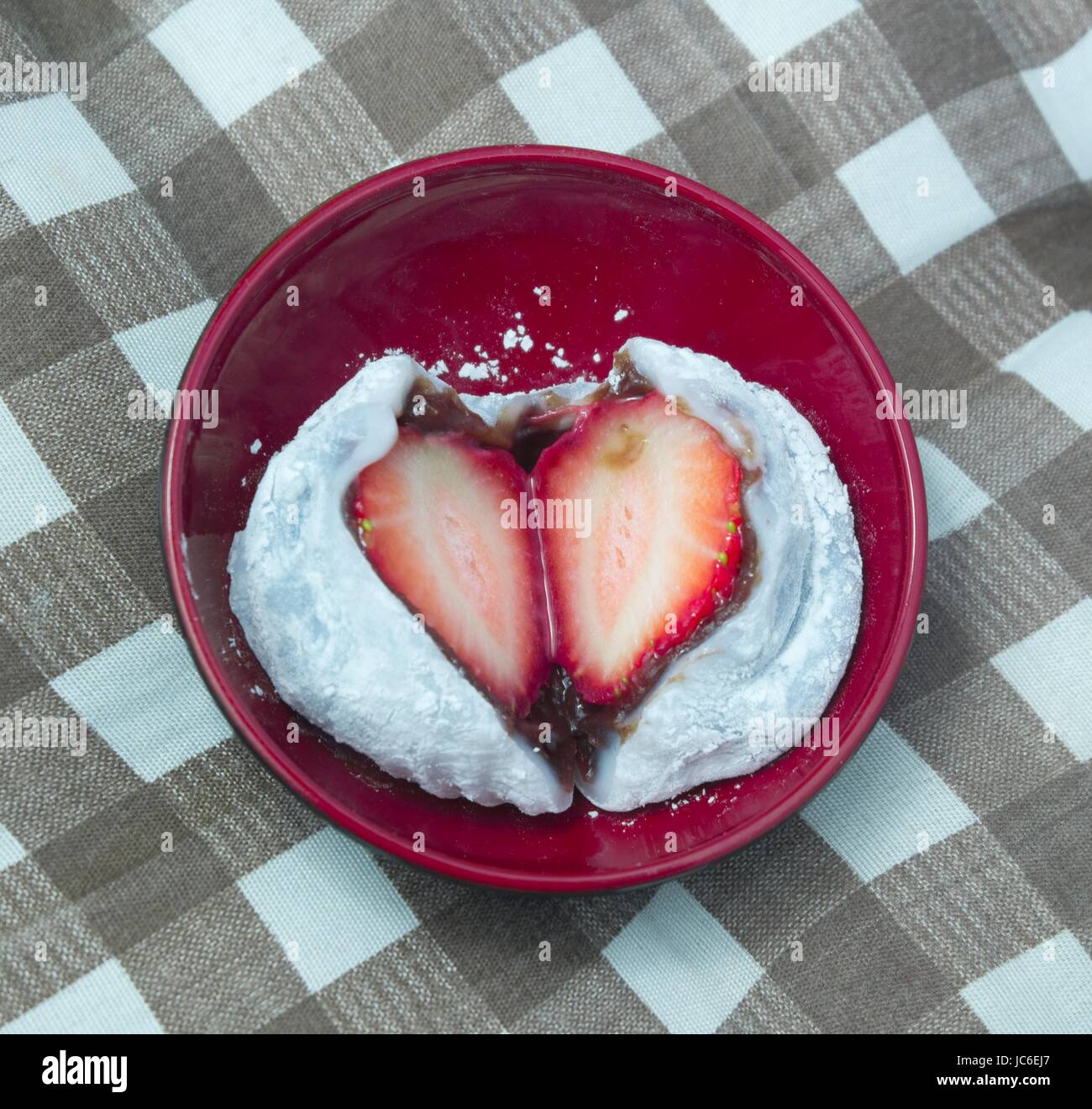 Dessert Traditionnel Japonais Fraise Ichigo Daifuku Mochi Ou Gateau De Riz Japonais Fait A Partir De Riz Gluant Rempli De Pate De Haricot Rouge En Japonais W Photo Stock Alamy