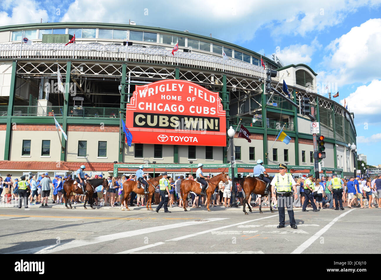 CHICAGO - 29 MAI : Wrigley Field, stade des Chicago Cubs, est montré ici le 29 mai 2016. Fans célèbrent leur victoire de 7-2 contre les Philadelphia Banque D'Images