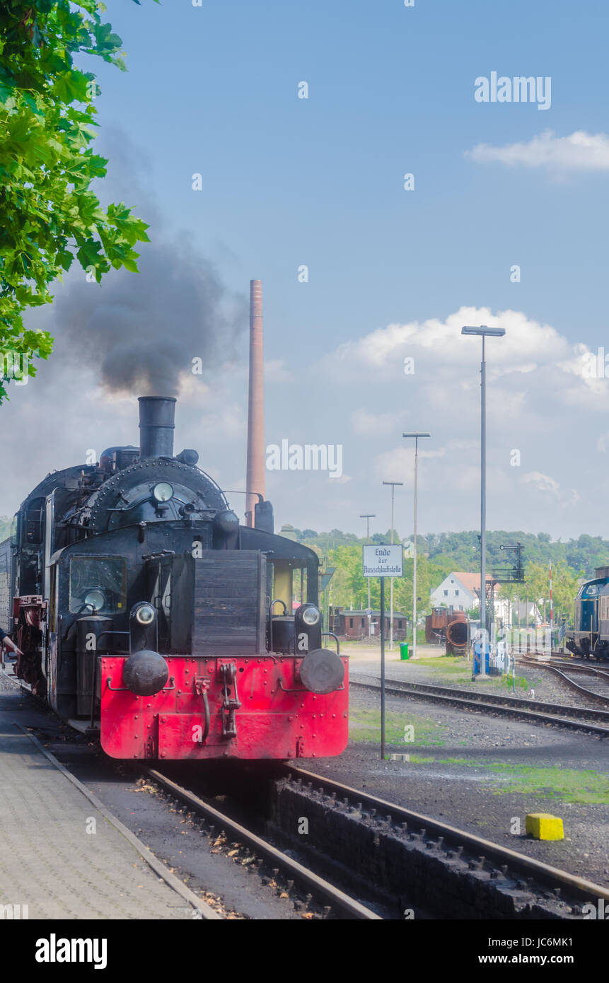 Anfahrt und einer Lokomotive Vorderansicht Dampf unter Volldampf bei der Einfahrt in einem Bahnhof. Banque D'Images