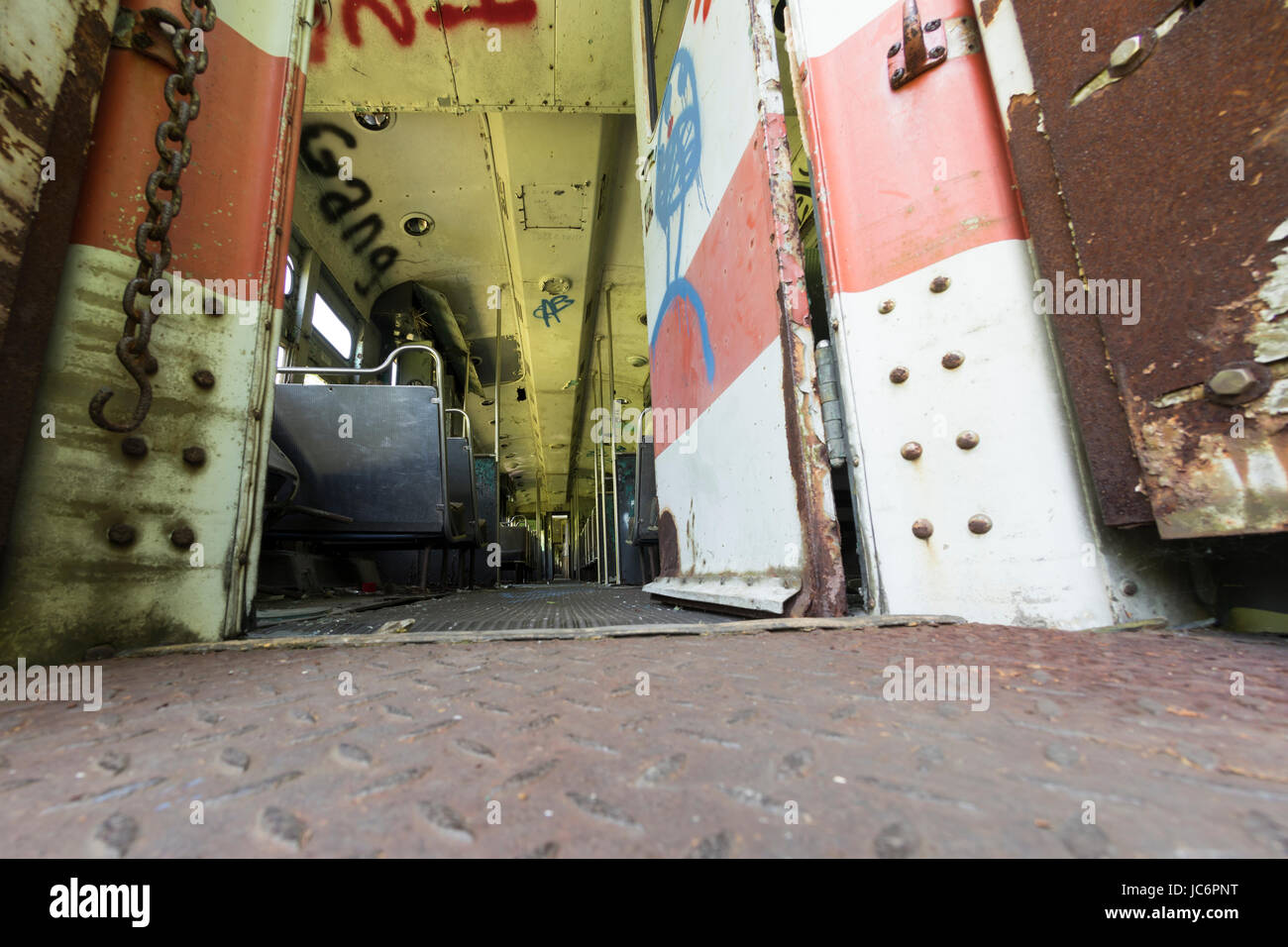 Graffiti sur l'intérieur du compartiment de train de banlieue abandonnés. Banque D'Images