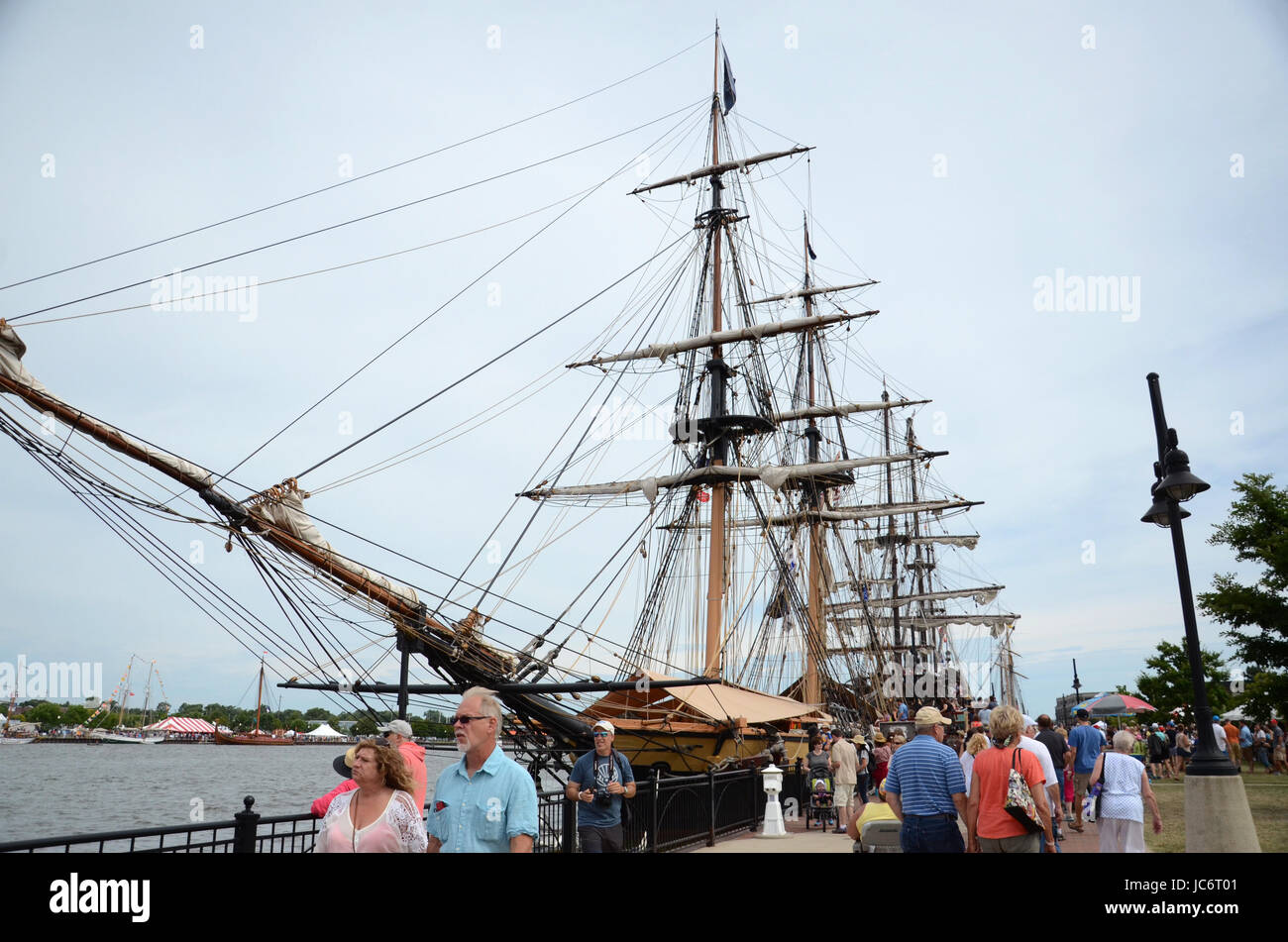 BAY CITY, MI - Juillet 17 : Les visiteurs passent devant le navire à voile Denis Sullivan au Tall Ship célébration dans Bay City, MI, le 17 juillet 2016. Banque D'Images