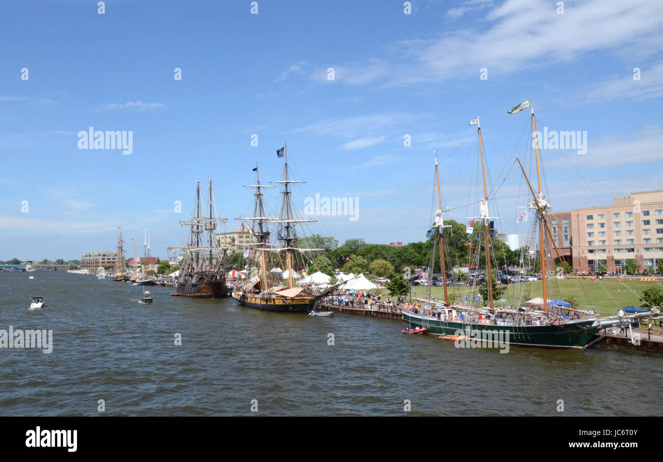 BAY CITY, MI - Juillet 17 : Les Visiteurs explorer bon nombre des navires à la Tall Ship célébration dans Bay City, MI, le 17 juillet 2016. Banque D'Images