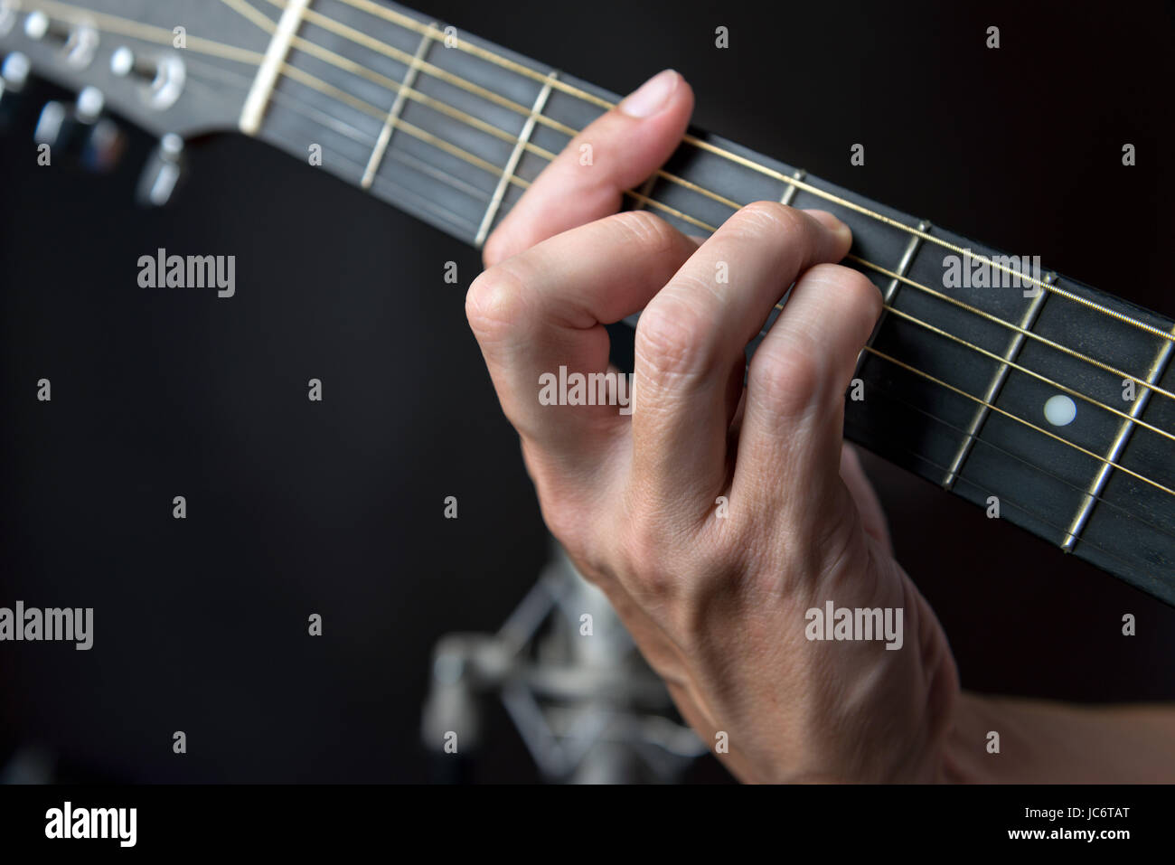 Close-up de la tablature pour un G d'accord sur une guitare classique  gaucher Photo Stock - Alamy