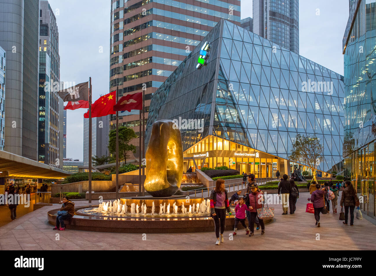 Le Forum, Exchange Square Plaza, à Hong Kong, soir Banque D'Images