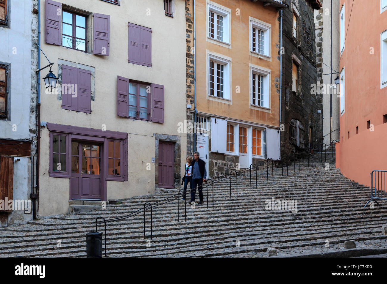 La France, l'Allier (43), Le Puy-en-Velay, les escaliers de la rue Rochetaillade dans la vieille ville // France, la Haute Loire, le Puy en Velay, étapes Banque D'Images