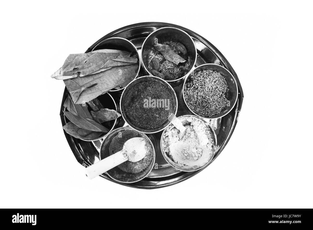 Différentes épices, isolé sur blanc. Concept de restauration et de goût. Moins est plus. Banque D'Images