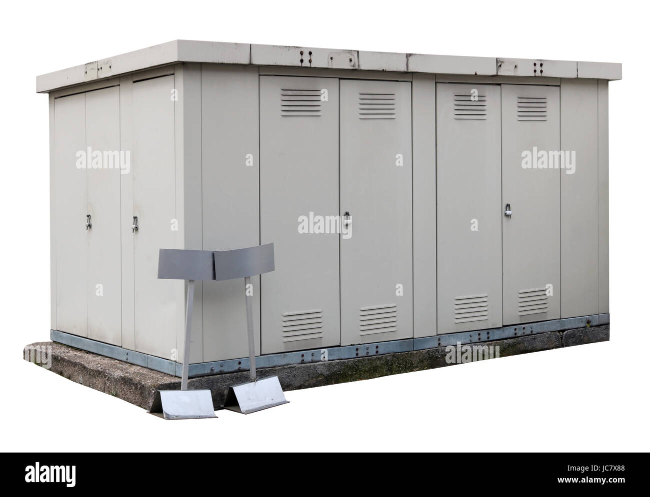 Rue rurale standard metal shed pour les compteurs d'énergie et de l'alimentation principale des commutateurs. Isolé avec patch Banque D'Images