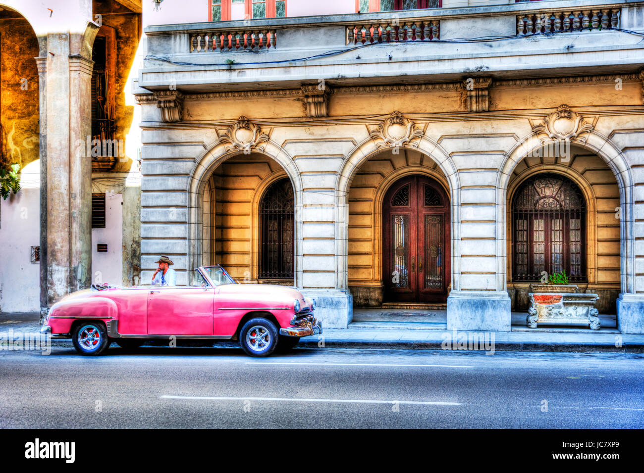 Classic american car dans les rues de La Havane, Cuba La Havane Cuba La Havane vieille voiture rue typique de Habana Vieja, histoire de Cuba Banque D'Images