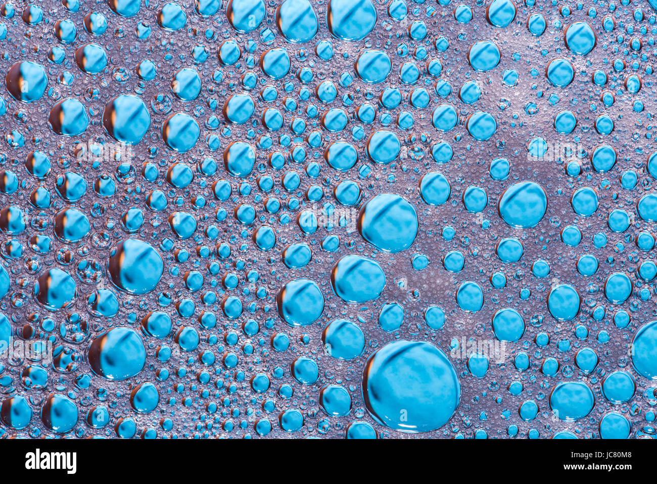 Gouttes d'eau sur verre avec fond bleu, abstract wallpaper des pluies Banque D'Images