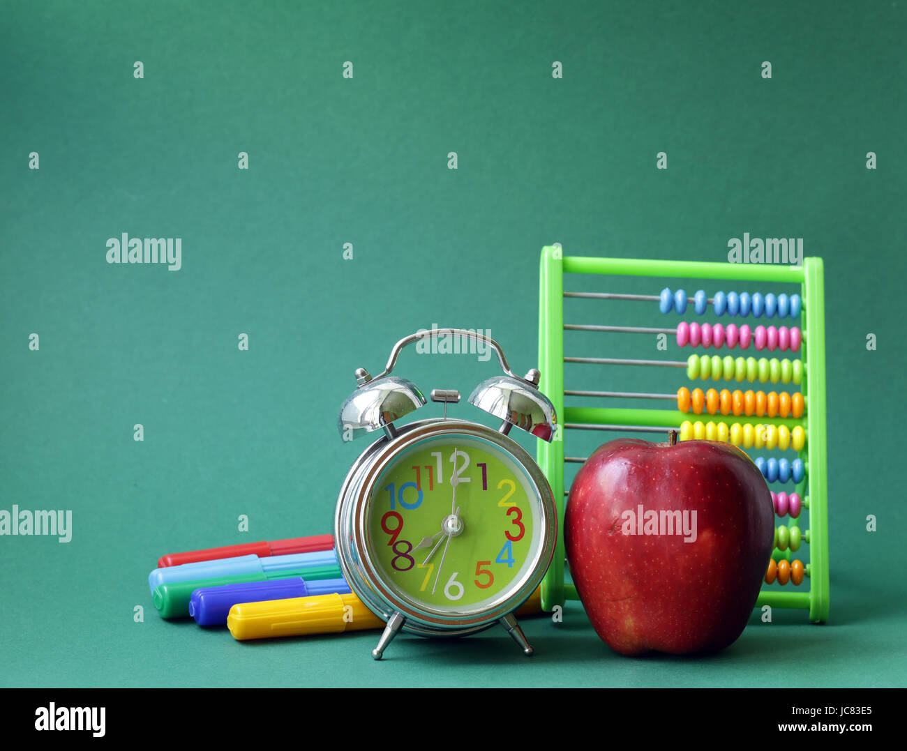 Fournitures scolaires et d'Apple sur un fond vert Banque D'Images