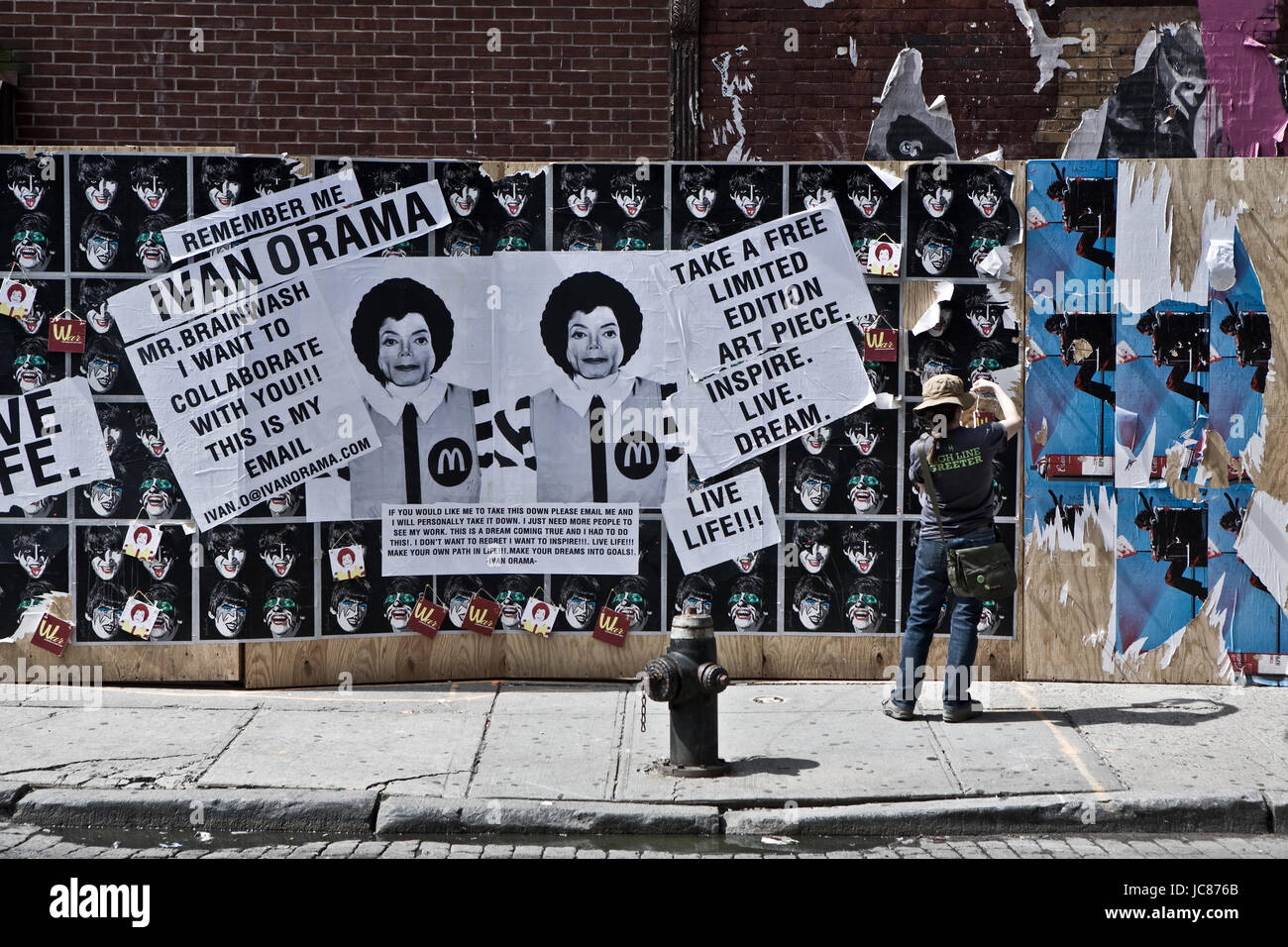 New York, États-Unis d'Amérique - 15 mai 2010. Street art affiches de M. Brainwash et Orama Ivan dans la ville de New York. Banque D'Images