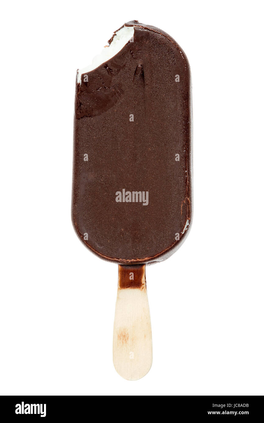 Mordu de la glace recouverte de chocolat, isolé sur fond blanc Banque D'Images
