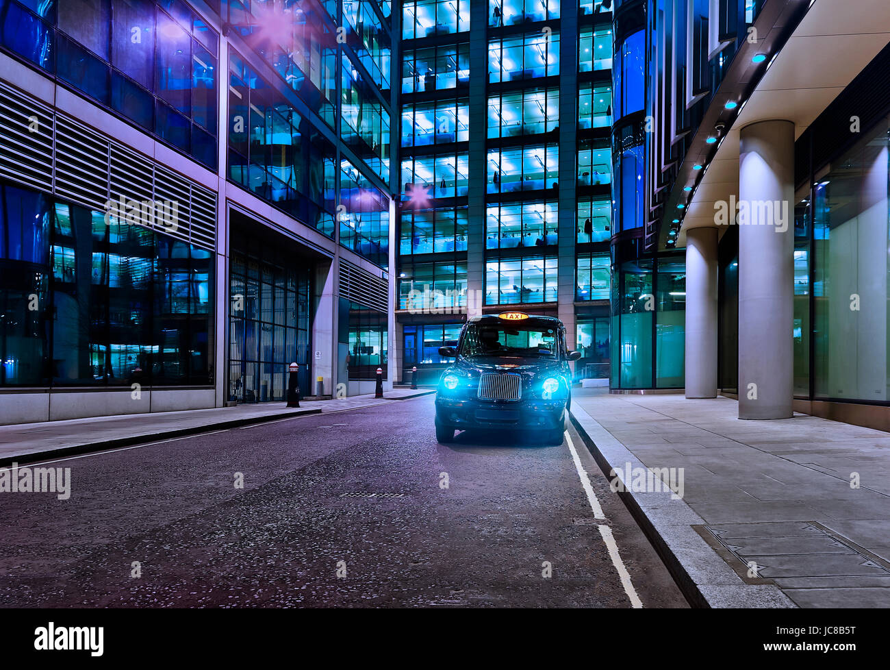 taxi noir dans la ville de londres la nuit avec le panneau de location illuminatedurban Banque D'Images