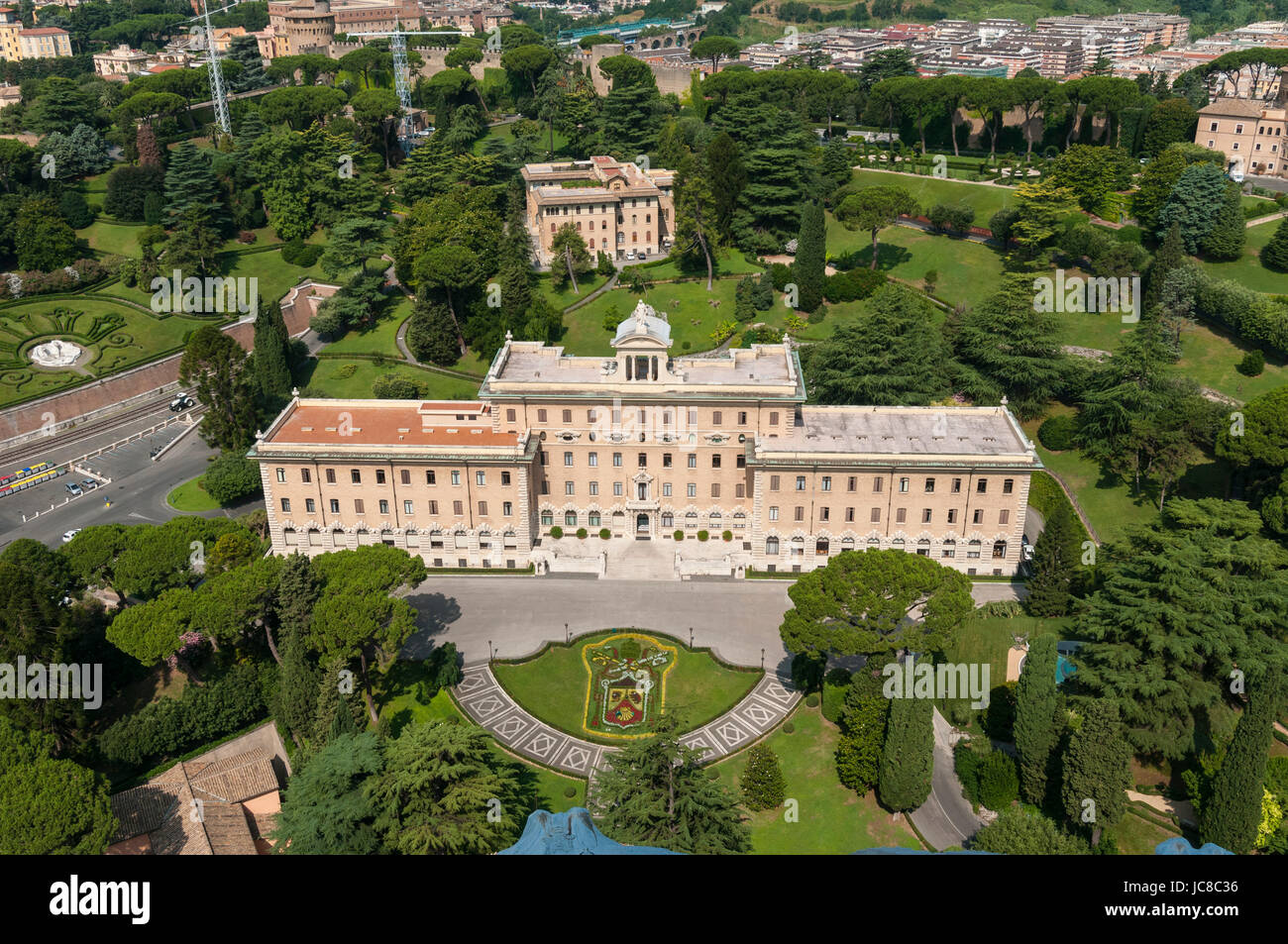 Rome. L'Italie. Vue aérienne du Palais du gouvernement (Palazzo del Governatorato) & ses jardins du Vatican. Banque D'Images