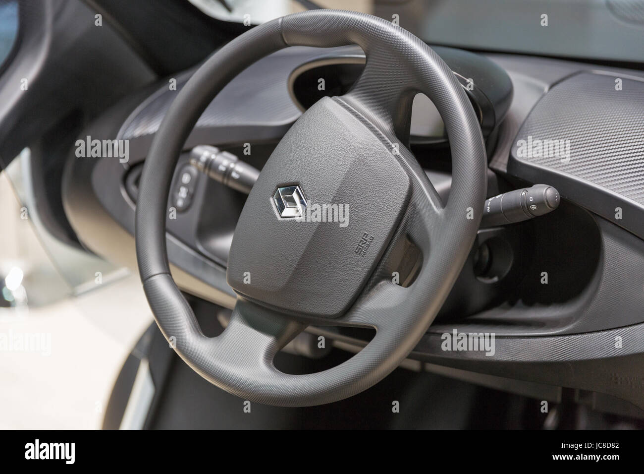 KIEV, UKRAINE - le 07 avril 2017 : Renault Twizy Z.E. de planche de bord intérieur de voiture électrique libre au 2ème Salon International des véhicules électriques et hybrides Banque D'Images