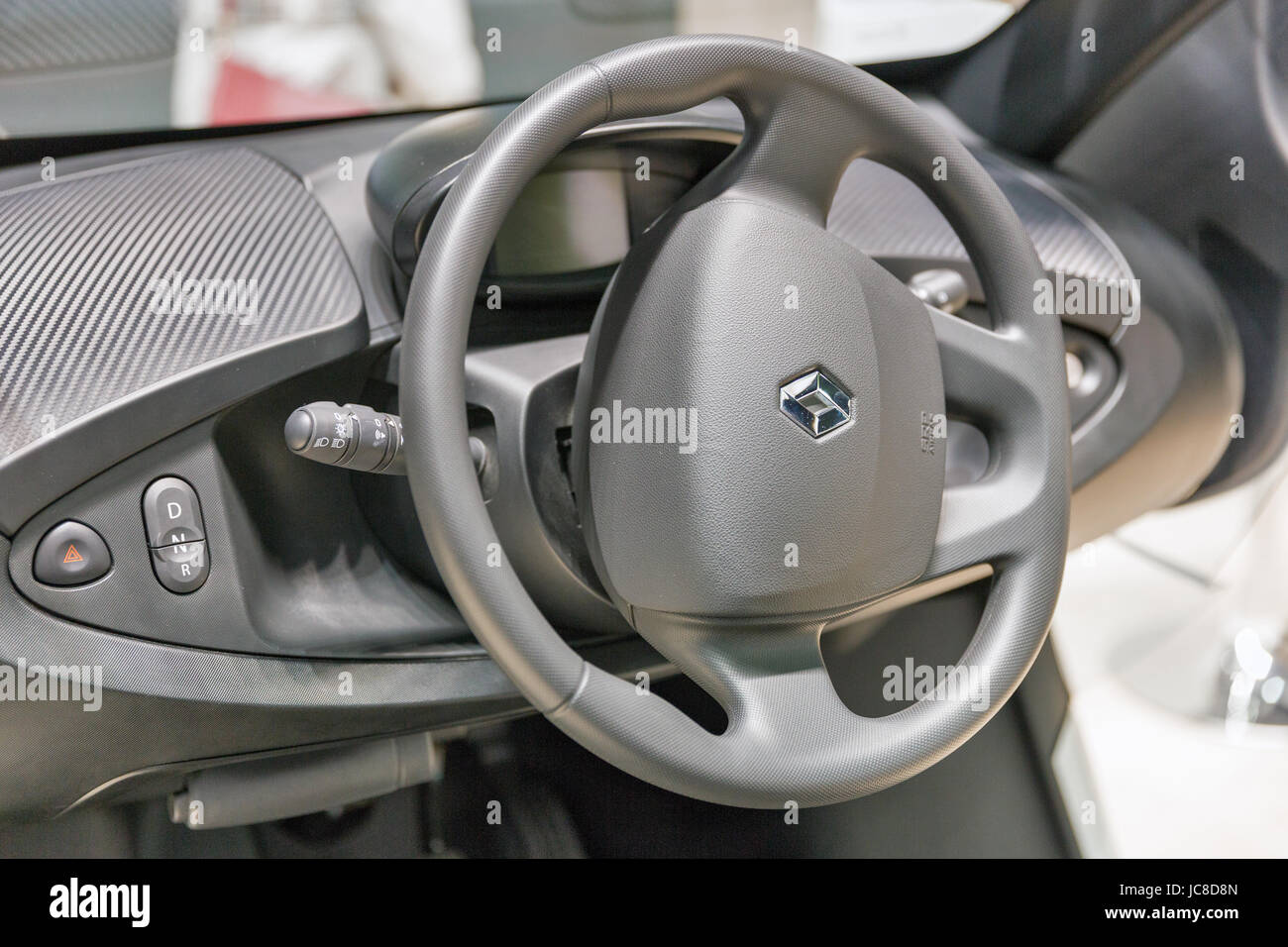 KIEV, UKRAINE - le 07 avril 2017 : Renault Twizy Z.E. de planche de bord intérieur de voiture électrique libre au 2ème Salon International des véhicules électriques et hybrides Banque D'Images