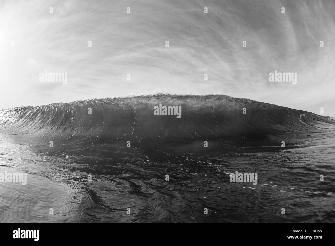 Gros plan de l'onde de l'eau s'écraser creux baignade en mer photo Banque D'Images