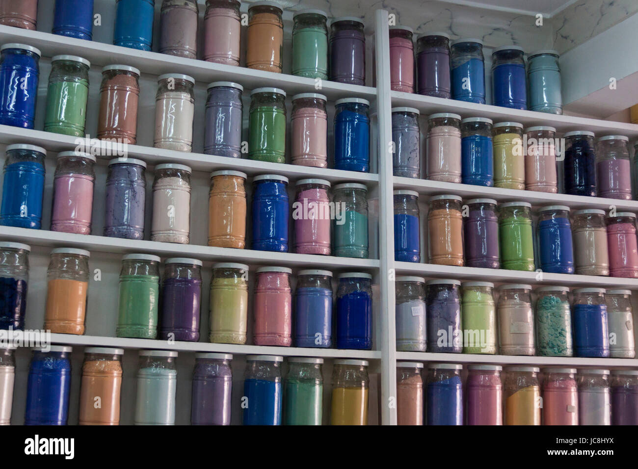 Regale mit Reihen von Gläsern bunter Pigmente dans eines dans Künstlerbedarf Marrakesch gefüllt Nahaufnahme als Banque D'Images
