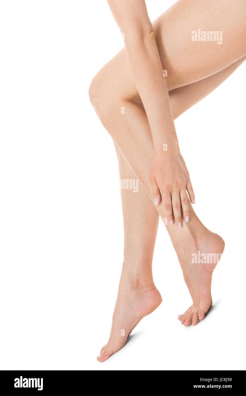 Wohlgeformte elegante lange nackte weibliche nackten Beine mit Füßen isoliert auf weiß mit Textfreiraum Banque D'Images