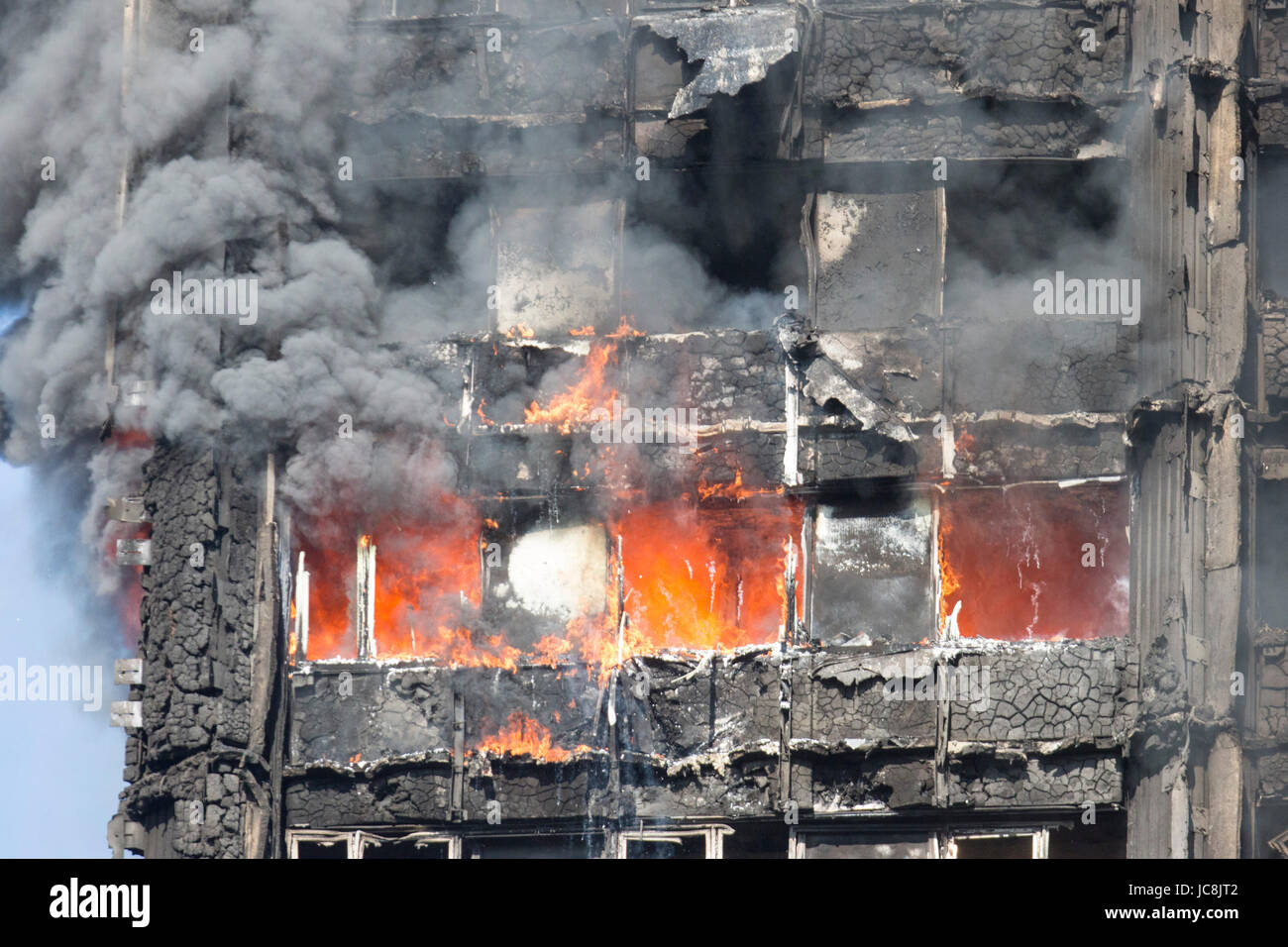 Londres, Royaume-Uni. 14 Juin, 2017. Le feu est encore à l'intérieur de la tour à 9 h. Au moins 50 personnes ont été prises à cinq hôpitaux pour le traitement comme des centaines de résidents dans les 24 étages, 120, Tour de télévision Grenfell à North Kensington ont été évacuées de leurs appartements dans le bâtiment qui a pris feu juste après 13h00. De nombreuses victimes sont attendus. Credit : Bettina Strenske/Alamy Live News Banque D'Images