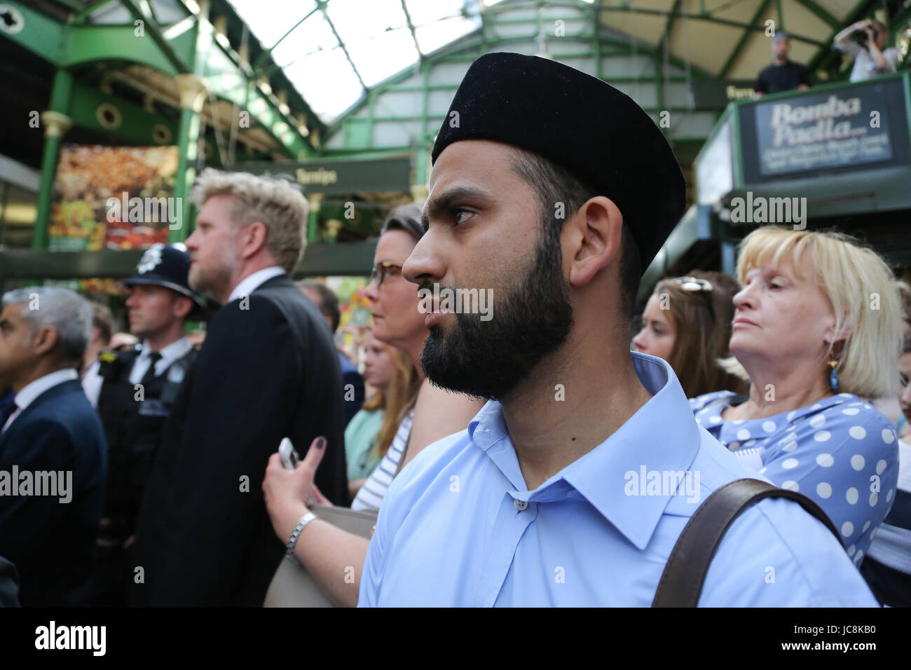 Londres, Royaume-Uni. 14 Juin, 2017. Sadiq Khan Maire de Londres. A un moment de silence est observé. Réouverture du marché de l'arrondissement après l'attaque terroriste de London Bridge, le 3 juin. Le marché a été fermé après l'attaque sur London Bridge et Borough Market qui a tué huit personnes et blessé et au moins 48 personnes. Credit : Dinendra Haria/Alamy Live News Banque D'Images