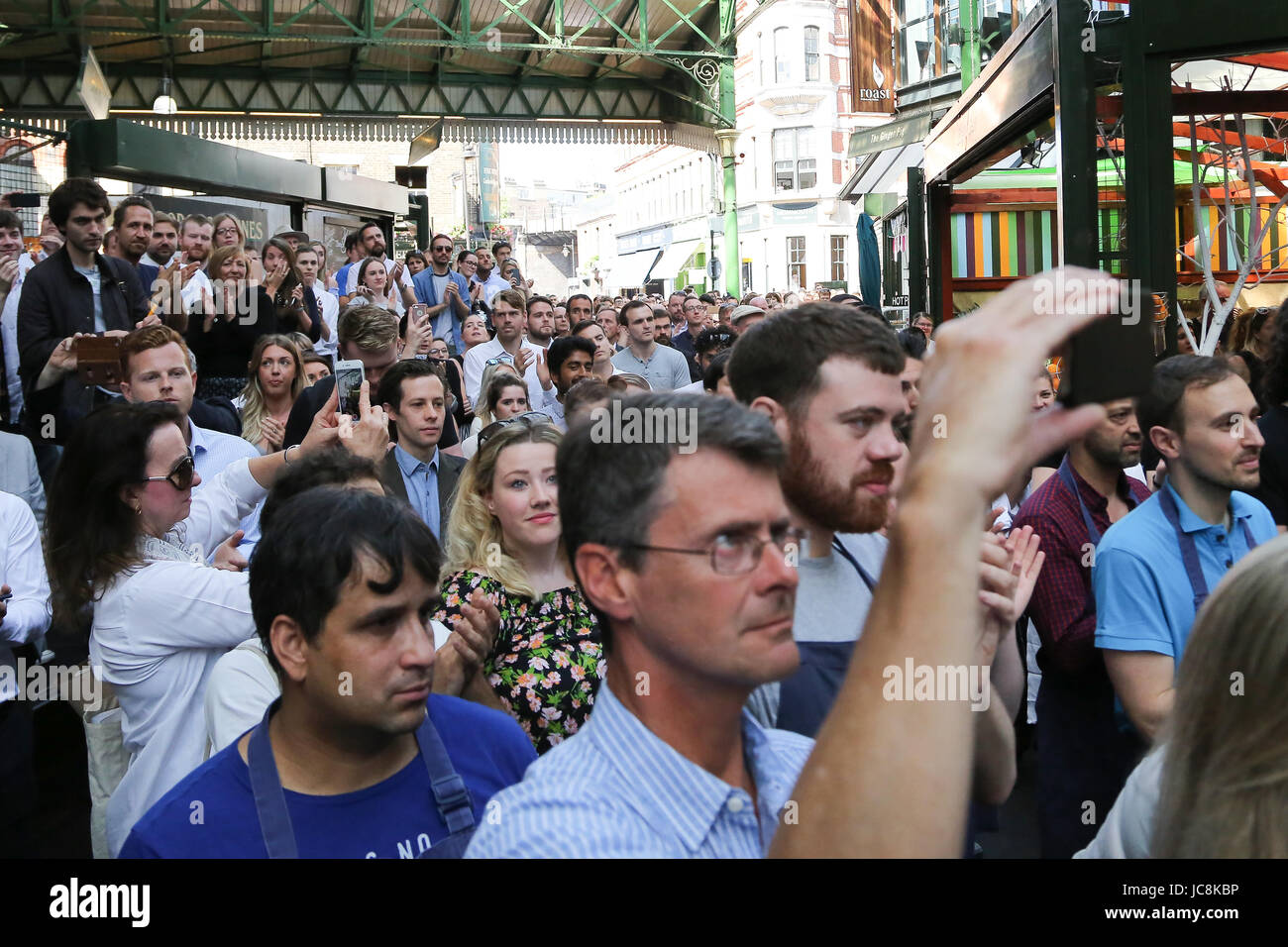 Londres, Royaume-Uni. 14 Juin, 2017. Réouverture du marché de l'arrondissement après l'attaque terroriste de London Bridge, le 3 juin. Le marché a été fermé après l'attaque sur London Bridge et Borough Market qui a tué huit personnes et blessé et au moins 48 personnes. Credit : Dinendra Haria/Alamy Live News Banque D'Images