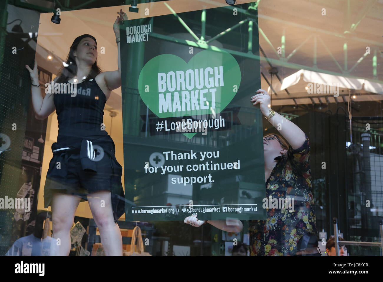 Londres, Royaume-Uni. 14 Juin, 2017. Le personnel de la Stalle met en place une bannière. Réouverture du marché de l'arrondissement après l'attaque terroriste de London Bridge, le 3 juin. Le marché a été fermé après l'attaque sur London Bridge et Borough Market qui a tué huit personnes et blessé et au moins 48 personnes. Credit : Dinendra Haria/Alamy Live News Banque D'Images