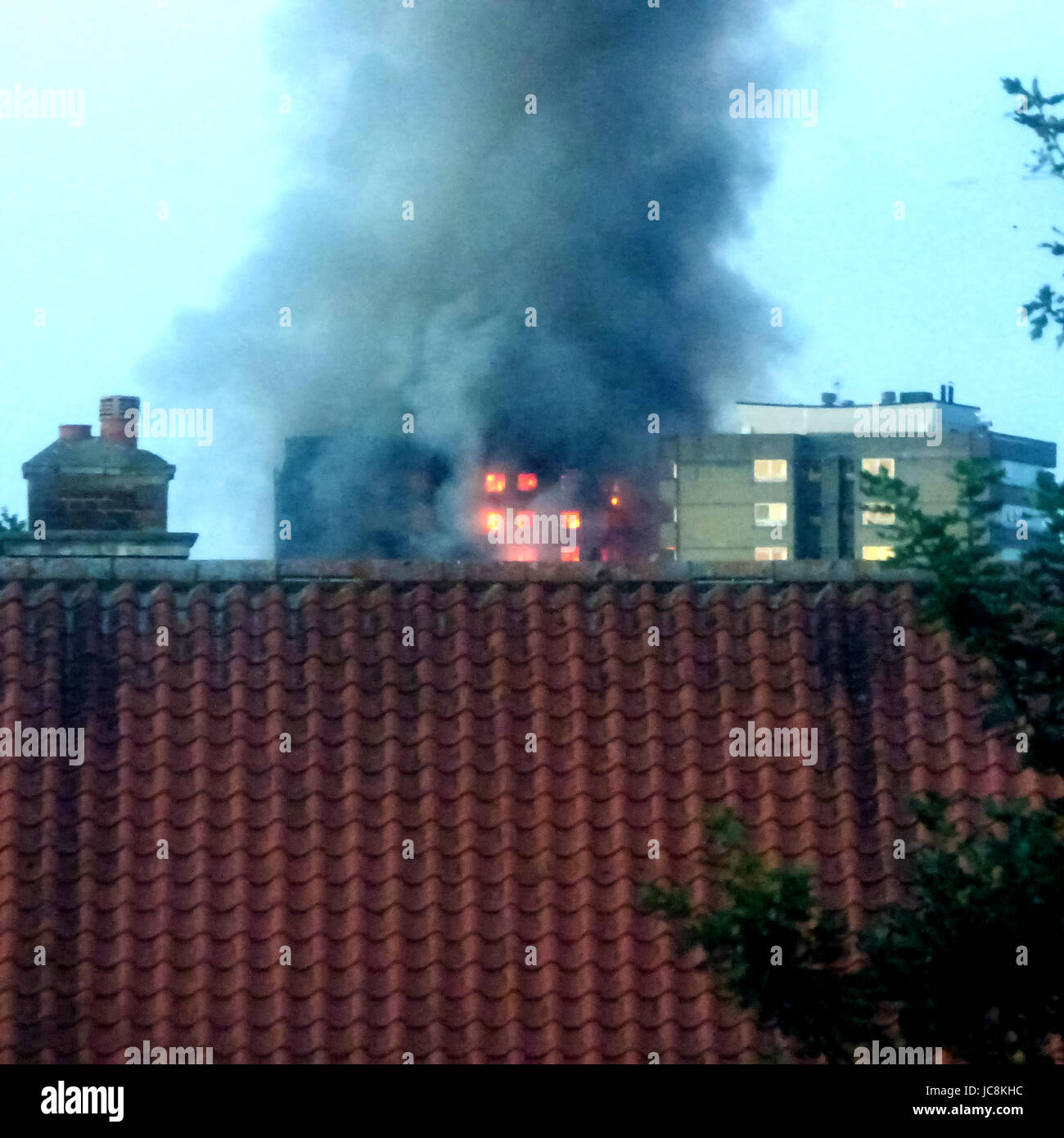 Londres, Royaume-Uni. 14 Jun, 2017. Grenfell Tour d'habitation en feu dans l'ouest de Londres, Royaume-Uni multiples décès rapportés. Credit : Breaking News/Alamy Live News Banque D'Images