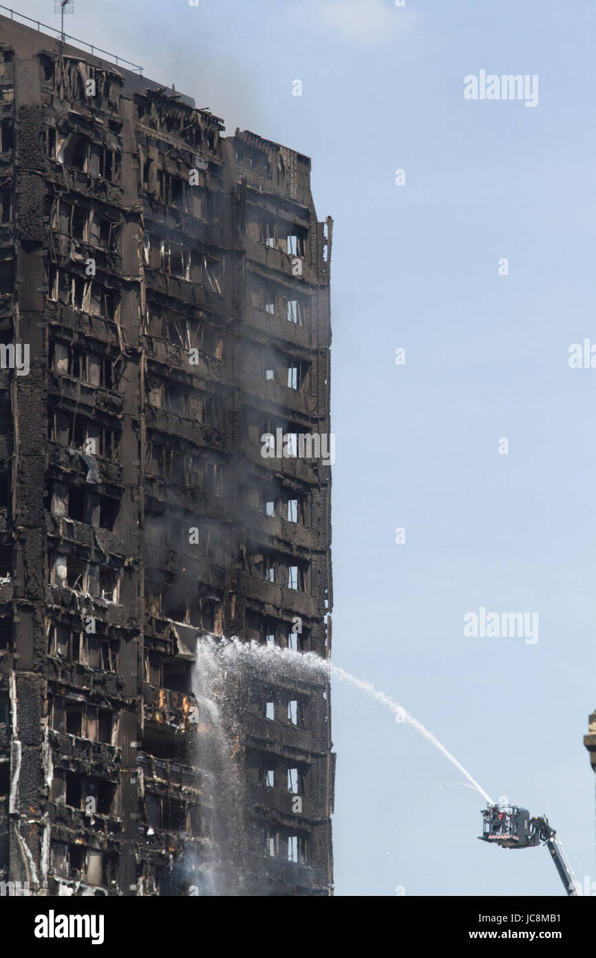 Londres, Royaume-Uni. 14 Juin, 2017. Les équipes de pompiers tenter d'éteindre l'incendie de l'énorme tour de Grenfell, une haute tour d'habitation à Latimer Road West London qui a été englouti par les flammes Crédit : amer ghazzal/Alamy Live News Banque D'Images