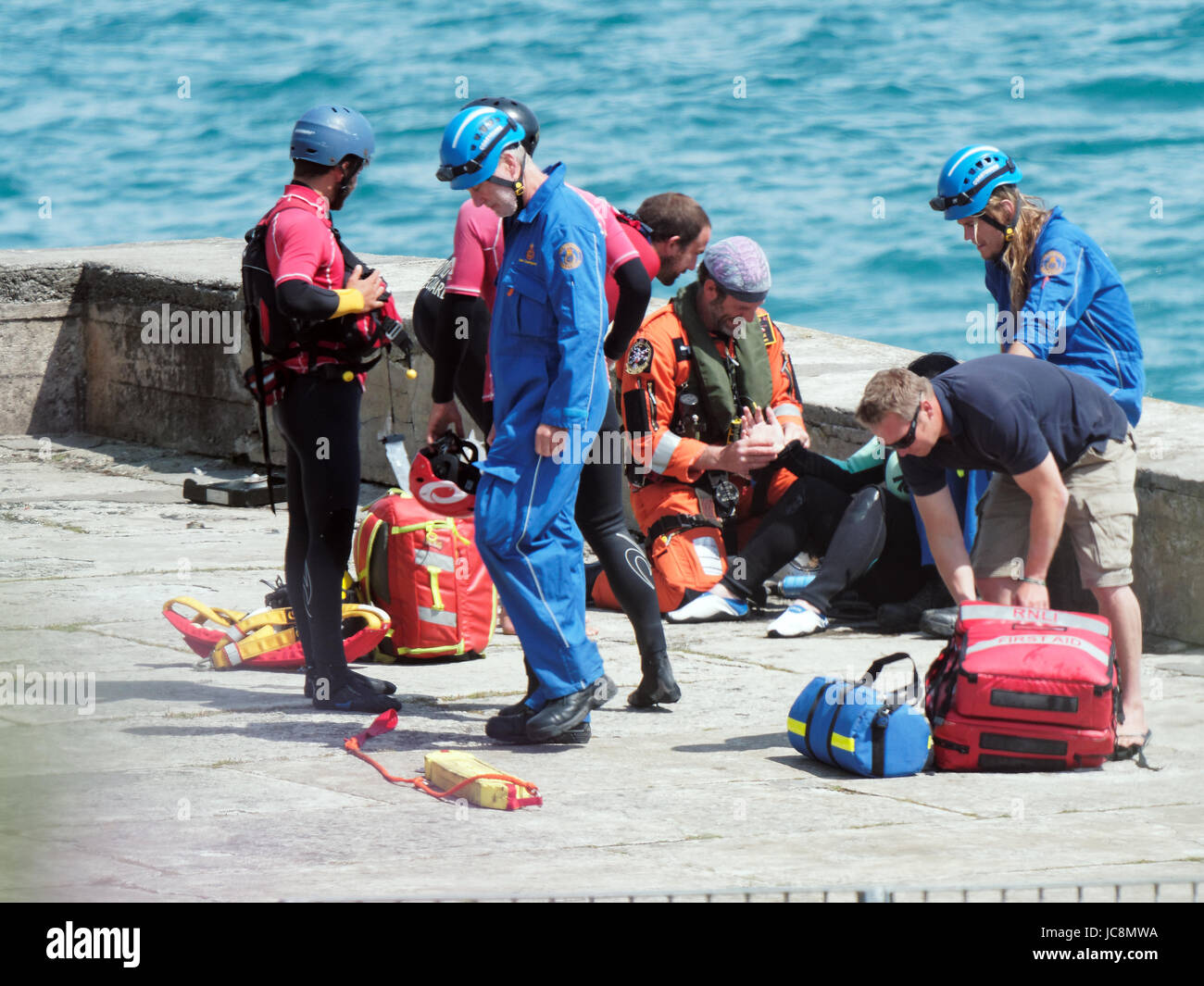 La baie de Newquay, Cornwall, UK. 14 Juin, 2017. Les bénévoles de la Garde côtière a rejoint les membres de la RNLI dans une opération combinée de transporter une femme fparticipating dans coasteering.at Newquay. souffrant de problèmes cardiaques présumés le blessé a été transporté à l'Hôpital Royal de Cornouailles à Truro en l'hélicoptère Sikorsky S92 de garde-côtes. Résultat positif est attendu. La baie de Newquay, Newquay, Cornwall, UK.14 juin 2017. Crédit : Robert Taylor/Alamy Live News Banque D'Images La baie de Newquay, Cornwall, UK. 14 Juin, 2017. Les bénévoles de la Garde côtière a rejoint les membres de la RNLI dans une opération combinée de transporter une femme fparticipating dans coasteering.at Newquay. souffrant de problèmes cardiaques présumés le blessé a été transporté à l'Hôpital Royal de Cornouailles à Truro en l'hélicoptère Sikorsky S92 de garde-côtes. Résultat positif est attendu. La baie de Newquay, Newquay, Cornwall, UK.14 juin 2017. Crédit : Robert Taylor/Alamy Live News Banque D'Images
