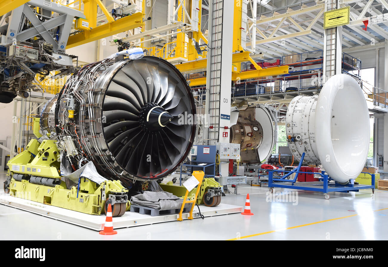 Un nouveau type de moteur d'avion, Rolls-Royce Trent XWB type est inspecté à l'assemblée un atelier à Dahlewitz, Allemagne, 14 juin 2017. Le moteur efficace devrait remplacer entre autres les projets en cours de l'Airbus A350. Photo : Bernd Settnik/dpa-Zentralbild/dpa Banque D'Images