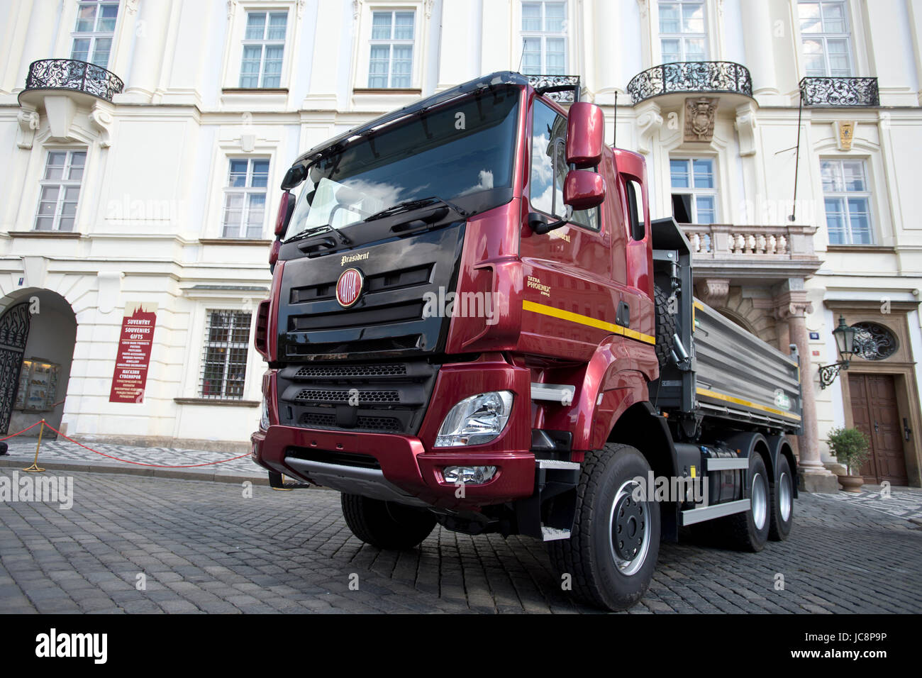 Prague, République tchèque. 14 Juin, 2017. La Tatra Phoenix 6 Prasident Euro camion a été introduit et béni par le Cardinal tchèque Dominik Duka à Prague, République tchèque le 14 juin 2017. L'événement a eu lieu à l'occasion du 120e anniversaire de la production de voitures en République tchèque, Koprivnice. Credit : Michal Kamaryt/CTK Photo/Alamy Live News Banque D'Images
