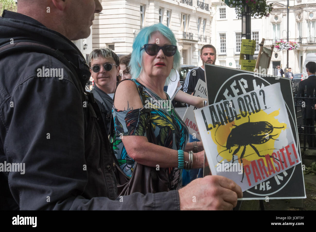 London, UK 14 juin 2017. Militants, y compris les membres de la lutte des classes et le Groupe Communiste Révolutionnaire préoccupés par les problèmes de logement Londres protester bruyamment et tenir les affiches dans Mayfair à l'extérieur de la London Forum Immobilier. Ils se sont plaints au scandale de Londres, les conseils du travail principalement contrôlée, s'exprimant lors de l'événement et de plus en plus de conspirer avec des agents immobiliers et des promoteurs immobiliers pour vendre les terres publiques et transformer estates qui abritent aujourd'hui les personnes à faible revenu dans les maisons pour les riches et des investissements souvent gardé vide pour les investisseurs d'outre-mer. Banque D'Images