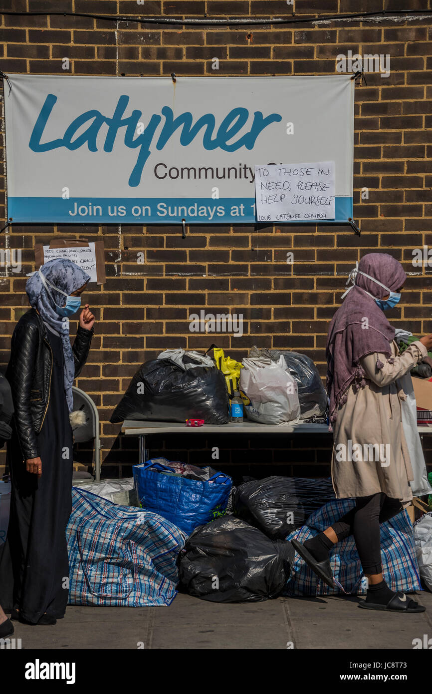 Londres, Royaume-Uni. 14 Juin, 2017. Le centre communautaire Latymer offre son aide à tous. - Le Tour de Grenfell vestiges calcinés de la tour qui a pris feu la nuit dernière en Amérique du Kensington près de Latimer Road Tube Station. Londres 14 juin 2017. Crédit : Guy Bell/Alamy Live News Banque D'Images