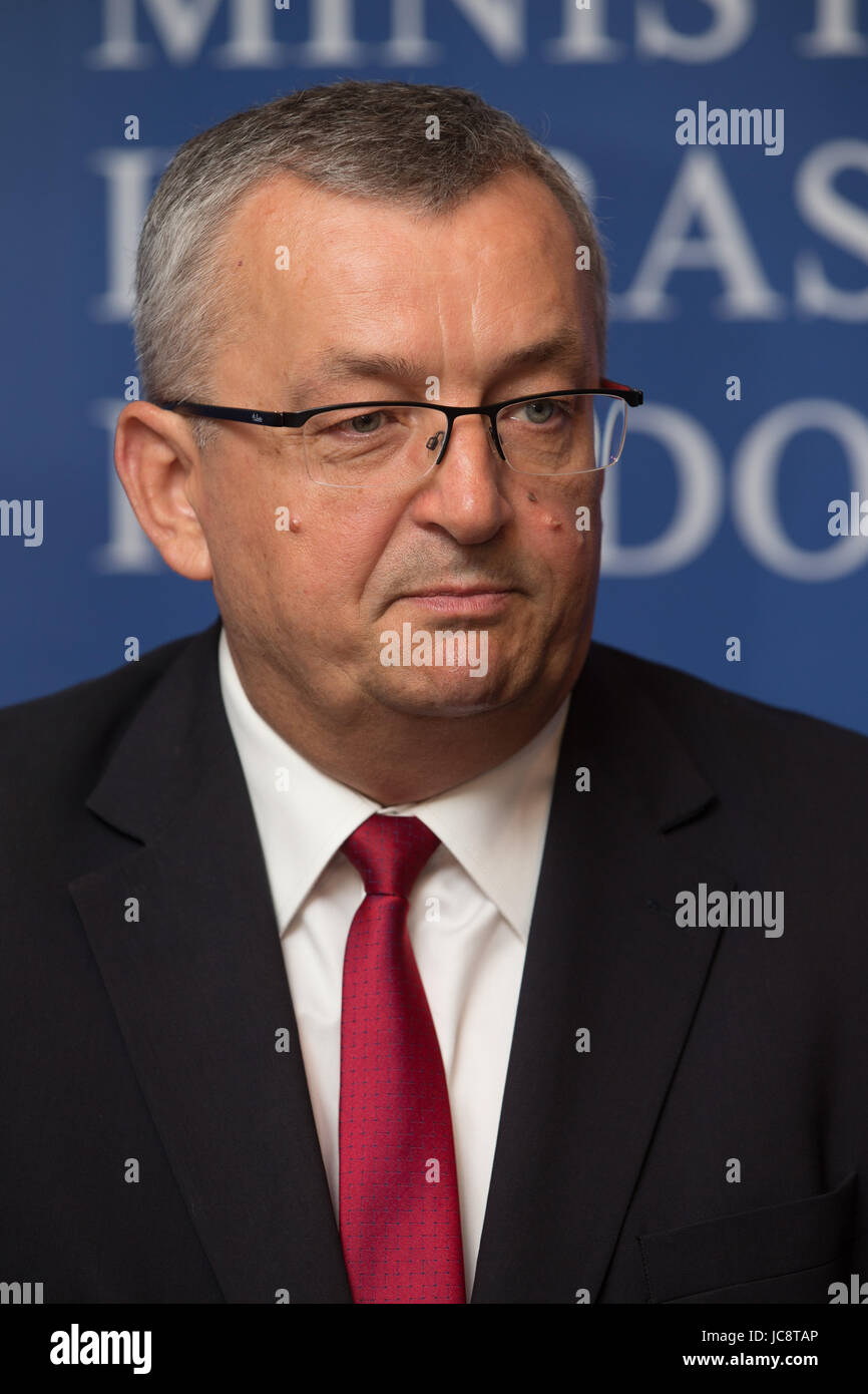 La ministre polonaise de l'Infrastructure, Andrzej Adamczyk prend la parole lors d'une conférence de presse tenue à l'occasion de la conférence le développement de chemins de fer polonais, tout en profitant des fonds de l'Union européenne'. 14. Juin 2017, Varsovie, Pologne · AUCUN SERVICE DE FIL · Photo : Jan A. Nicolas/dpa Banque D'Images