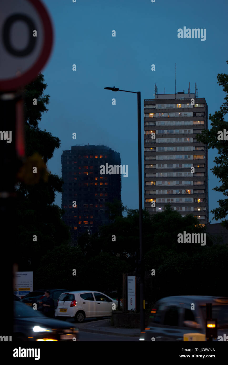 Tour de Grenfell, Londres, Royaume-Uni. 14 Jun, 2017. 20:42 toujours en feu Crédit : ibeep Images/Alamy Live News Banque D'Images