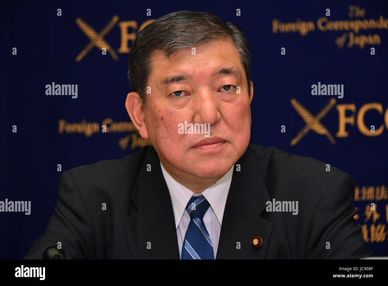 Tokyo, Japon. 14 Juin, 2017. Shigeru Ishiba du parti libéral-démocrate parle au cours d'une conférence de presse au Club des correspondants étrangers de Tokyo du Japon le mercredi, Juin 14, 2017.L'ancien ministre de la défense et de sécurité de longue date, à l'exportation considérée comme un candidat de réussir Le Premier ministre Shinzo Abe comme leader du LDP, a parlé de la révision de la Constitution et l'état de la politique actuelle au Japon. Credit : Natsuki Sakai/AFLO/Alamy Live News Banque D'Images