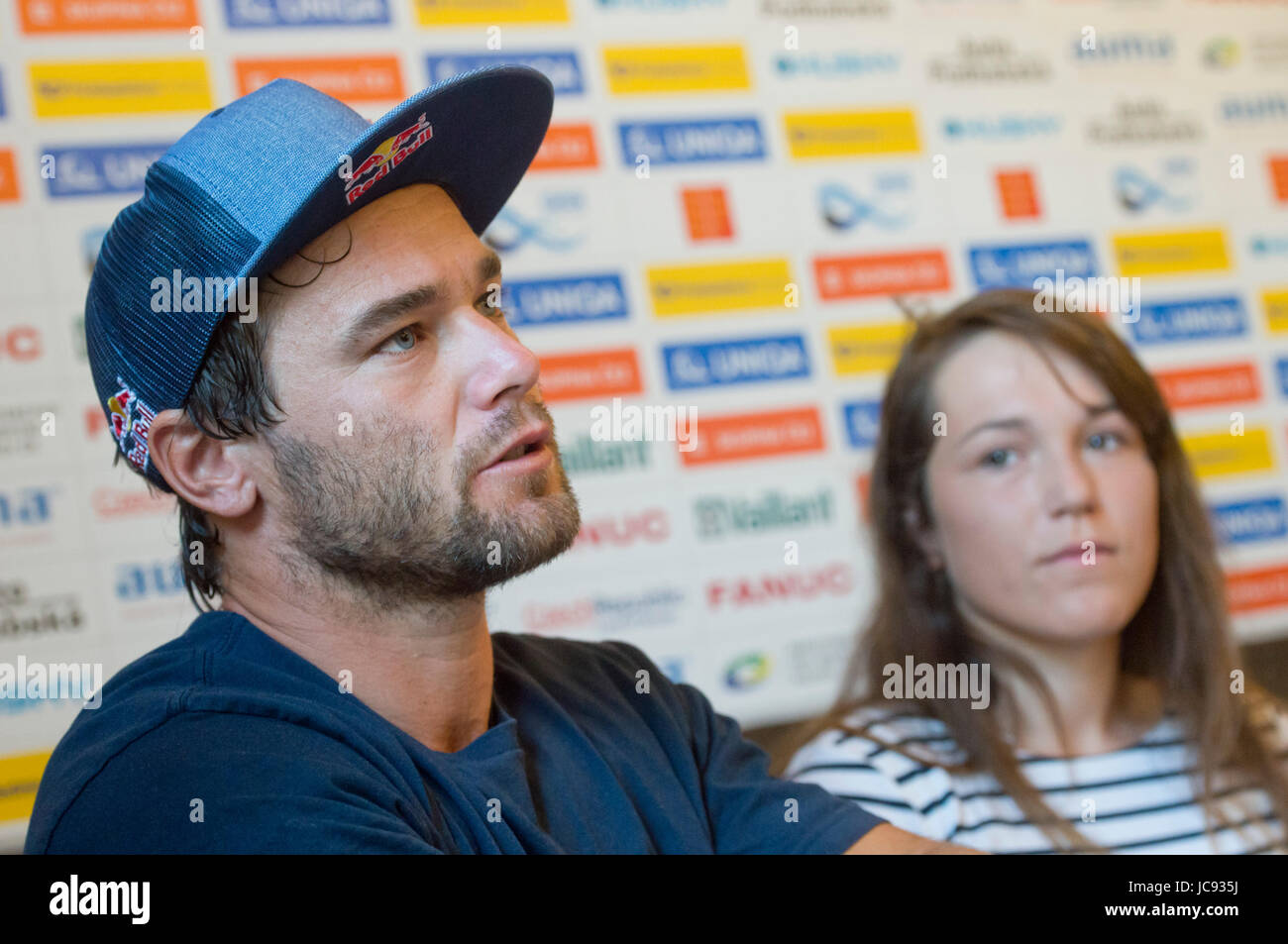 République tchèque les canoéistes Vavrinec Hradilek (à gauche) et Tereza Fiserova parler aux journalistes lors de la conférence de presse avant le 2017 Coupe du monde de slalom en canoë à Prague, République tchèque le 15 juin 2017. (CTK Photo/Vit Simanek) Banque D'Images