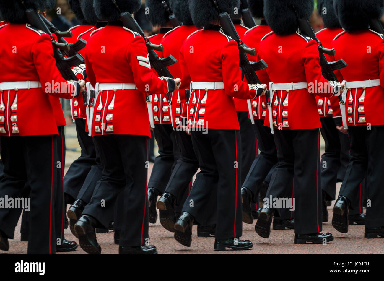 Soldats en manteaux rouge classique le long de la mars Mall à Londres, Angleterre en une grande parade du spectacle de couleurs de la Garde royale de la Reine Banque D'Images