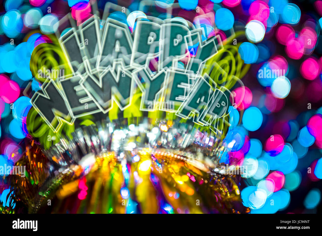 Exposition multiple dynamique Happy New Year party hat sparkling contre un appartement de célébration Contexte en une nuit Banque D'Images