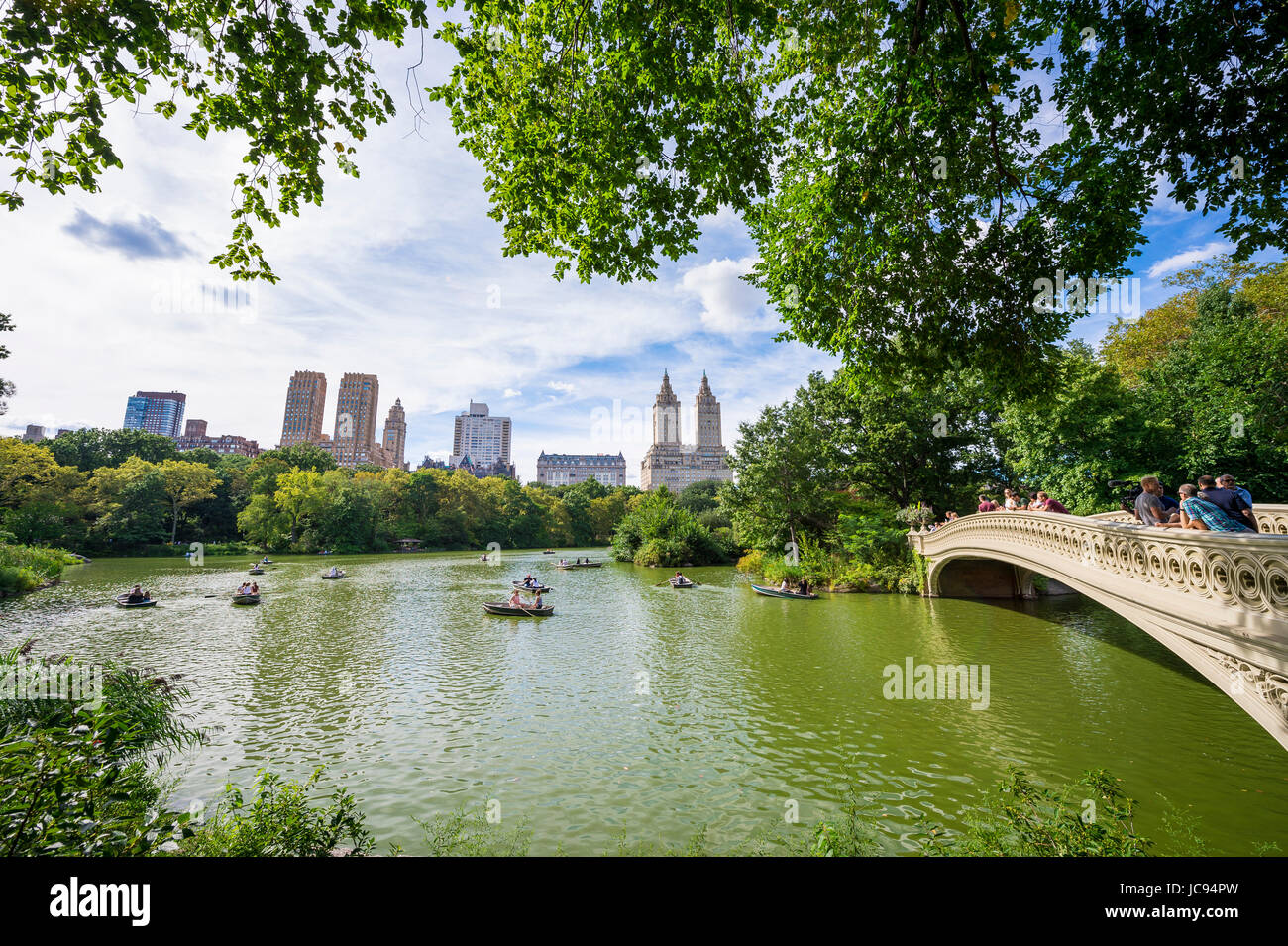 NEW YORK - 3 septembre 2016 : les touristes des bateaux de ligne pour apprécier la vue du célèbre pont bow et Central Park West skyline on a la fin de l'été après Banque D'Images