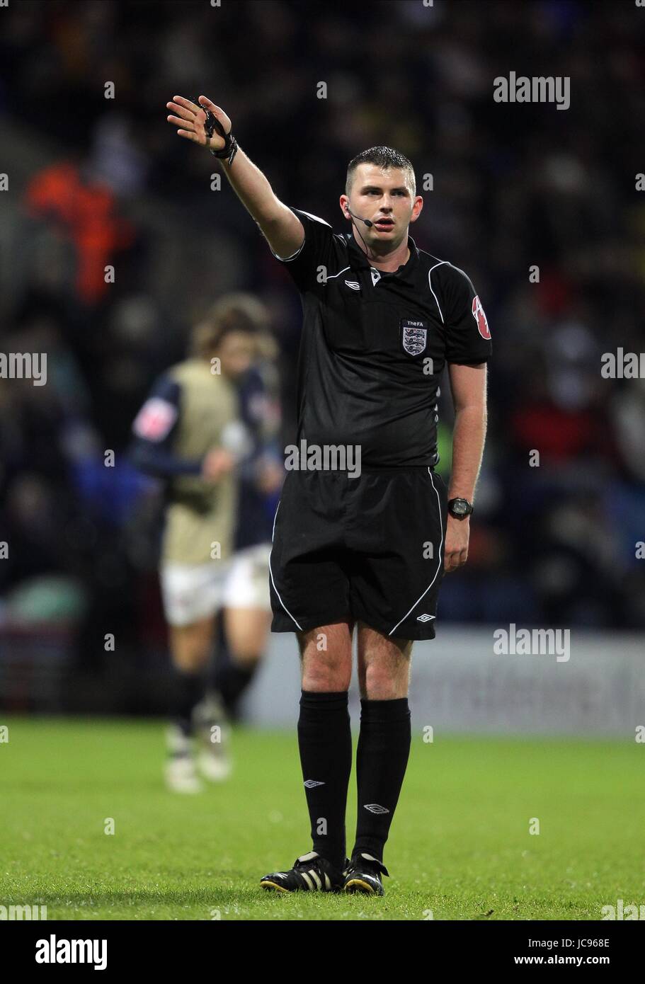 MICHAEL OLIVER ARBITRE DE FOOTBALL STADE REEBOK BOLTON ANGLETERRE 02 Janvier 2010 Banque D'Images