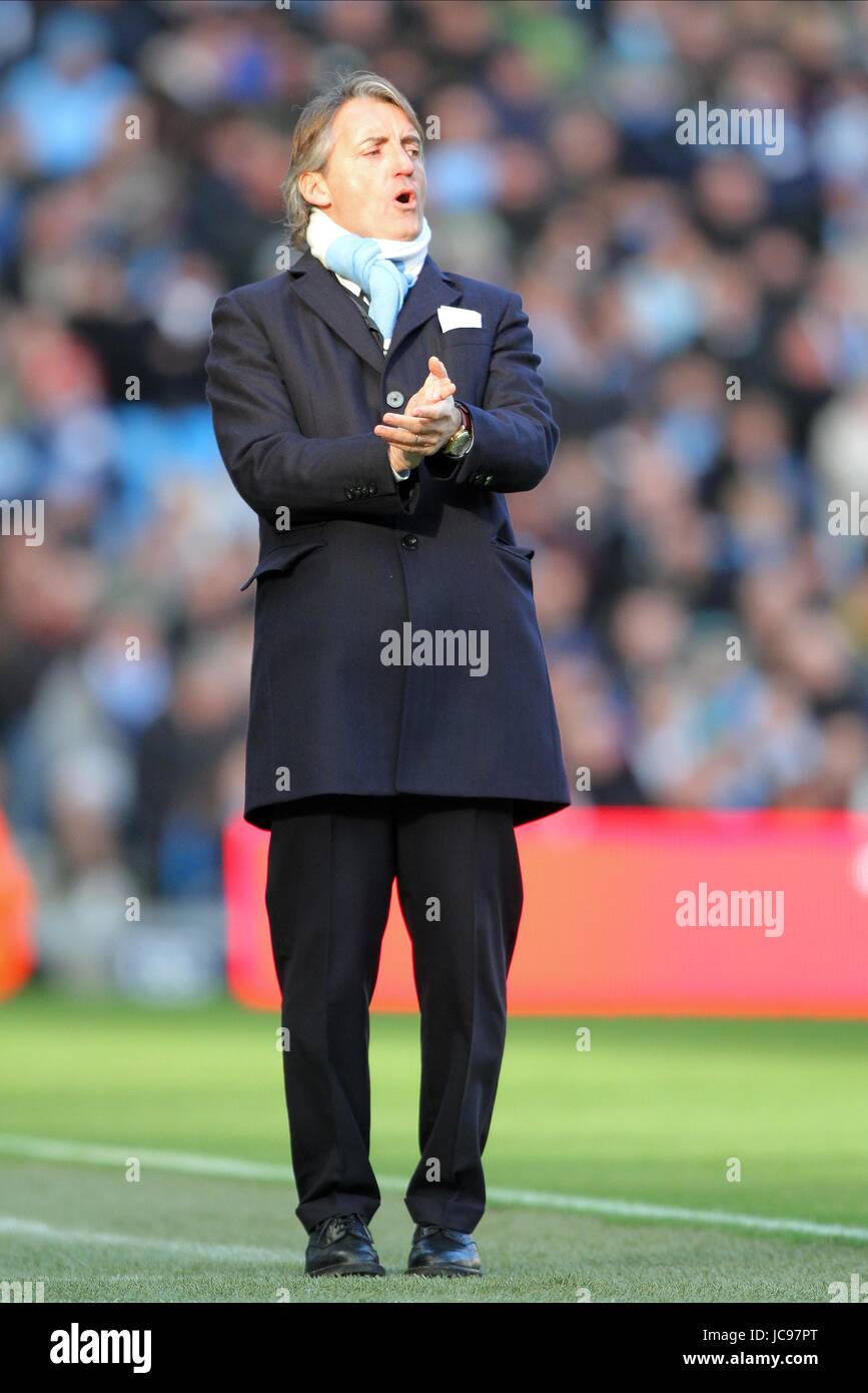 ROBERTO MANCINI MANCHESTER CITY V PORTSMOUTH CITY OF MANCHESTER EASTLANDS ST Manchester en Angleterre le 31 janvier 2010 Banque D'Images
