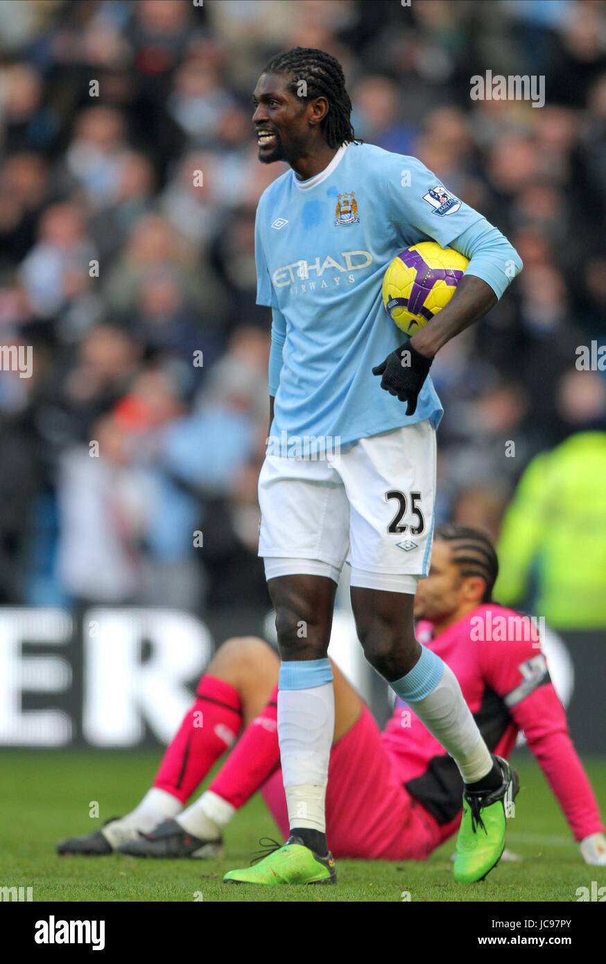 EMMANUEL ADEBAYOR CÉLÈBRE MANCHESTER CITY V PORTSMOUTH CITY OF MANCHESTER EASTLANDS ST Manchester en Angleterre le 31 janvier 2010 Banque D'Images
