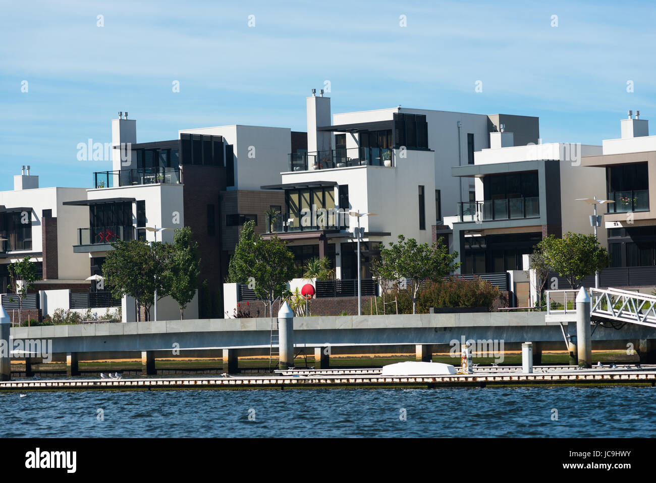 Maisons modernes sur la rivière Yarra, Melbourne, Victoria, Australie. Banque D'Images