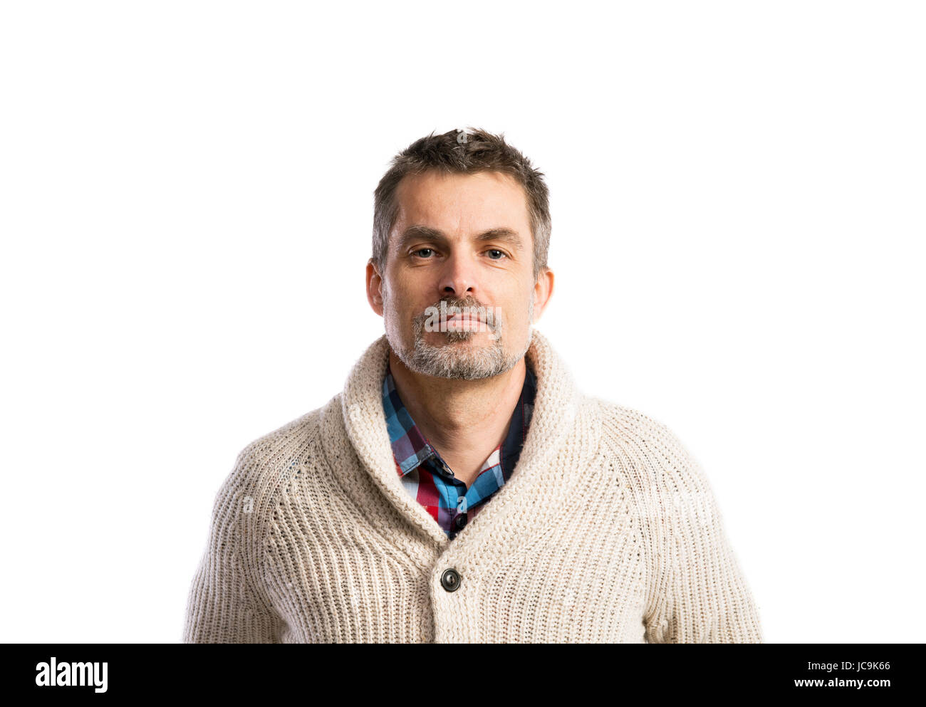 Homme mature hipster en beige pull. Studio shot, isolé. Banque D'Images