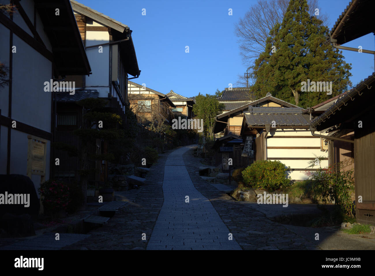 La route Nakasendo serpente à travers Magome, une période Edo ville dans la préfecture de Gifu. Banque D'Images