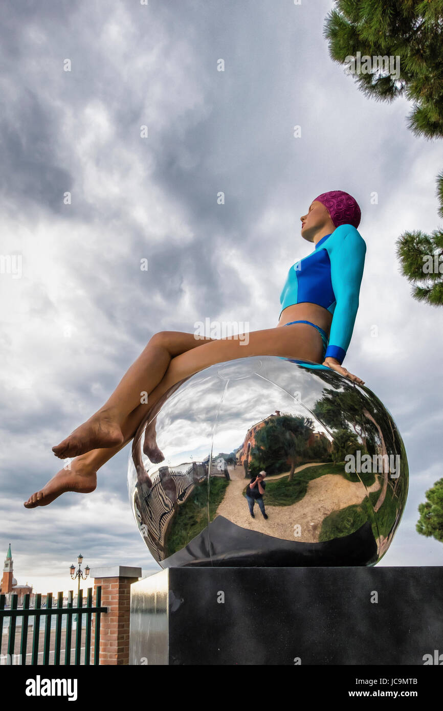 Castello, Venise,Italie,Carole Feuerman hyper-réaliste,sculpteur,exposition solo dans le jardin de la Marinaress,Swimmer pose sur silver ball Banque D'Images